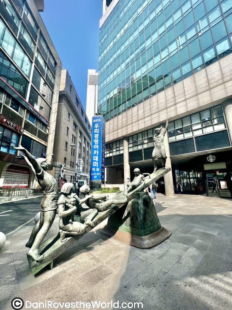 One of the many sculptures to disover while walking around Seoul. Discover the contrast between historical sites and modern buildings