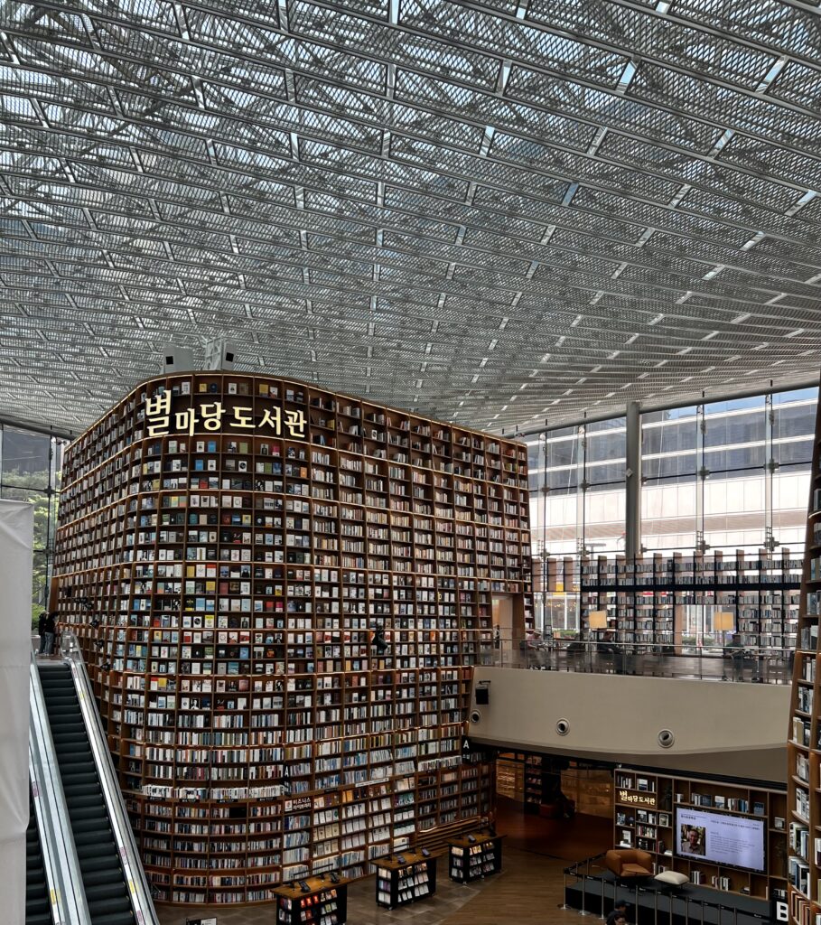 The stunning multi-level Starfield Library inside COEX Mall in Seoul, a breathtaking cultural and literary experience in the city.